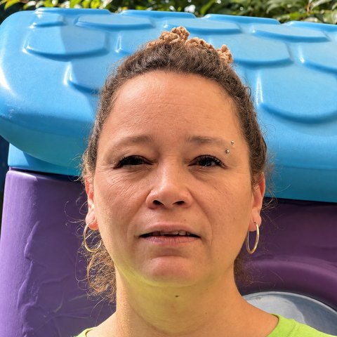 Retrato de Karina, encargada de mantención de El Trencito de los Dinosaurios