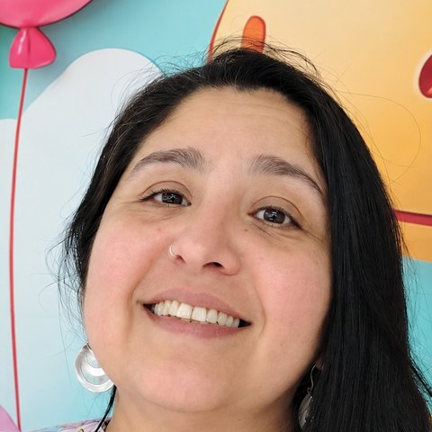 Retrato de Reina, encargada de mantención de El Trencito de los Dinosaurios