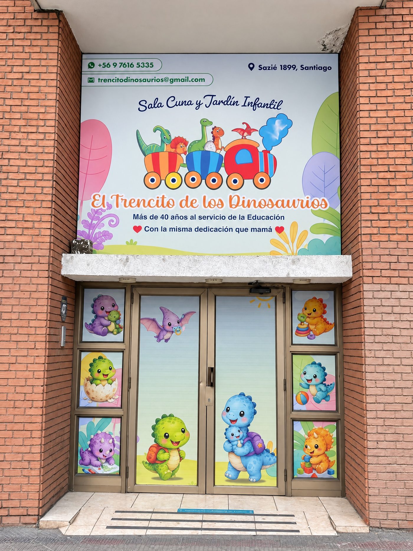 Entrada de la sede de calle Sazié con el letrero de El Trencito de los Dinosaurios y puertas decoradas con dinosaurios
