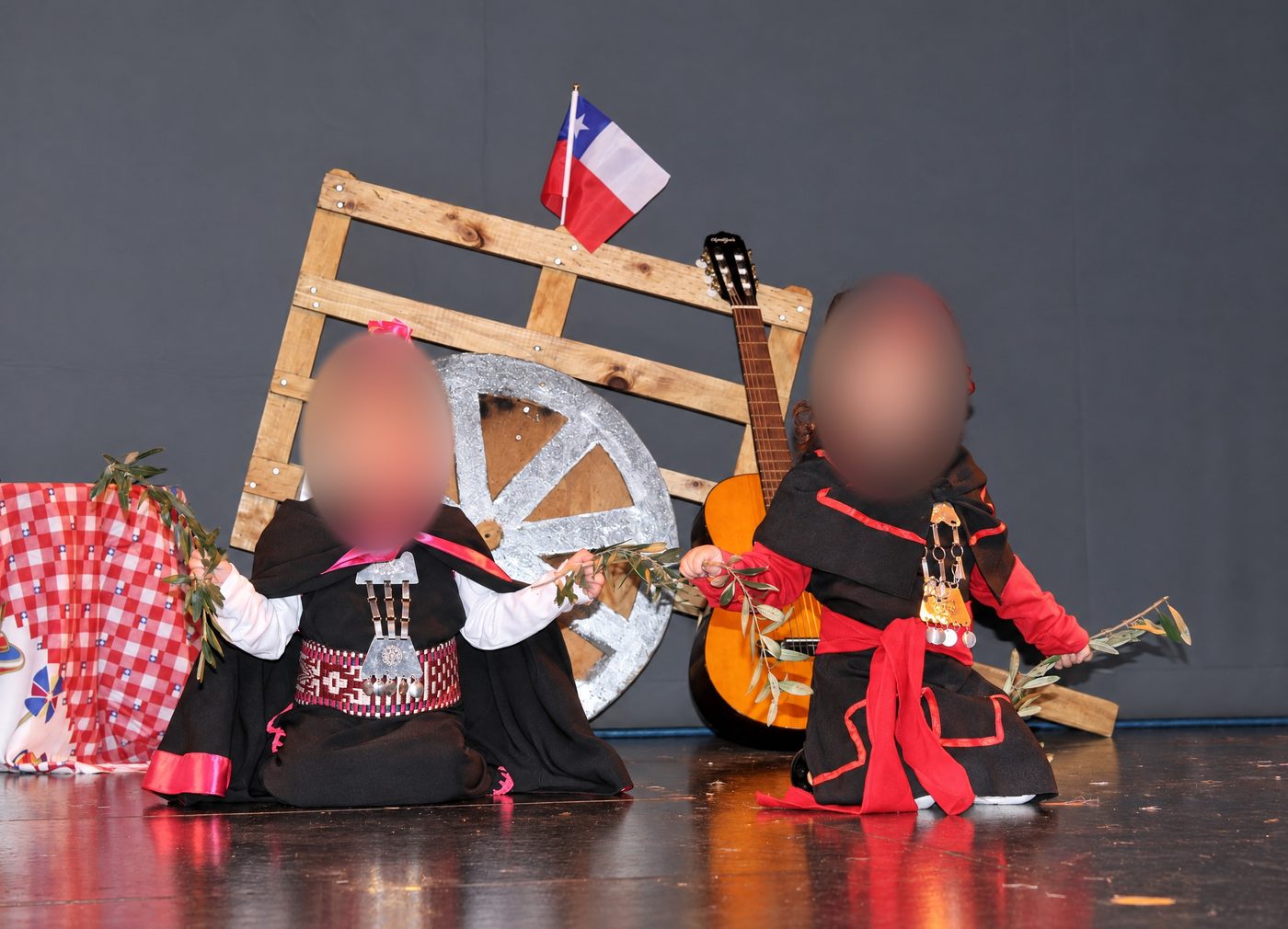 Dos niños con trajes típicos chilenos en el escenario durante Fiestas Patrias