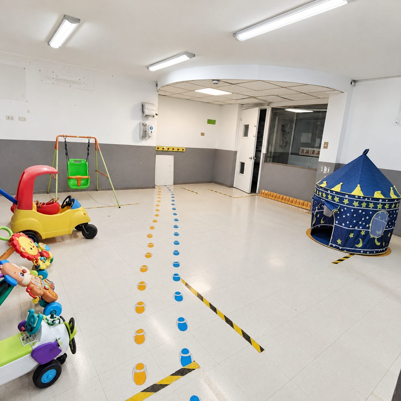 Sala de juegos con autitos, columpio y carpa azul
